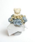Mały Candle Flower Box Biały Miś Niebieskie Kwiaty